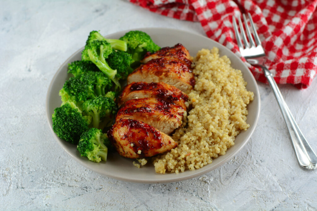 Quinoa com frango e brócolis (Imagem: Azra H | Shutterstock)