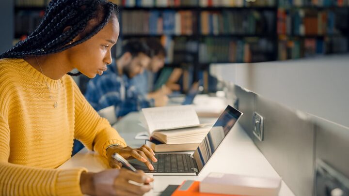 A redação é uma das etapas mais importantes do Enem (Imagem: Gorodenkoff | ShutterStock)