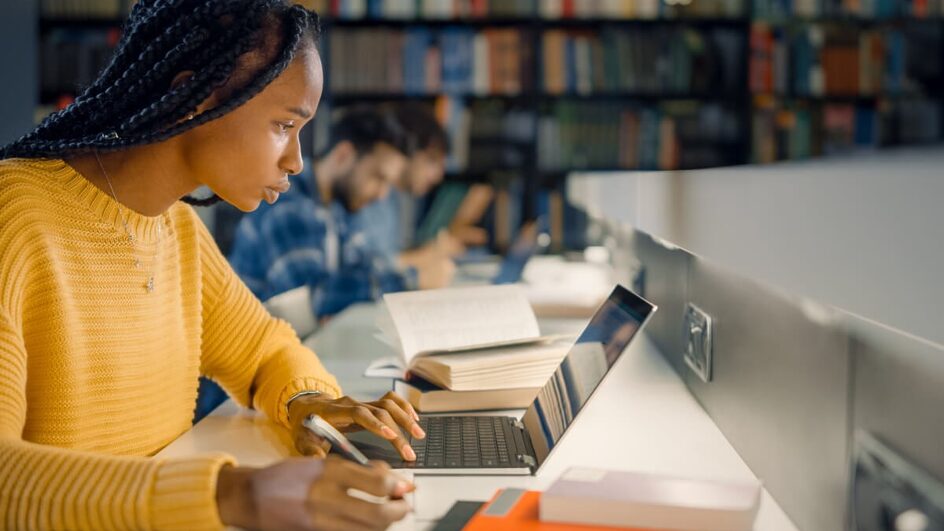 A redação é uma das etapas mais importantes do Enem (Imagem: Gorodenkoff | ShutterStock)