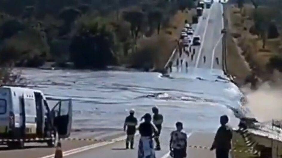Barragem se rompe, inunda casas em condomínio de luxo e interdita rodovia