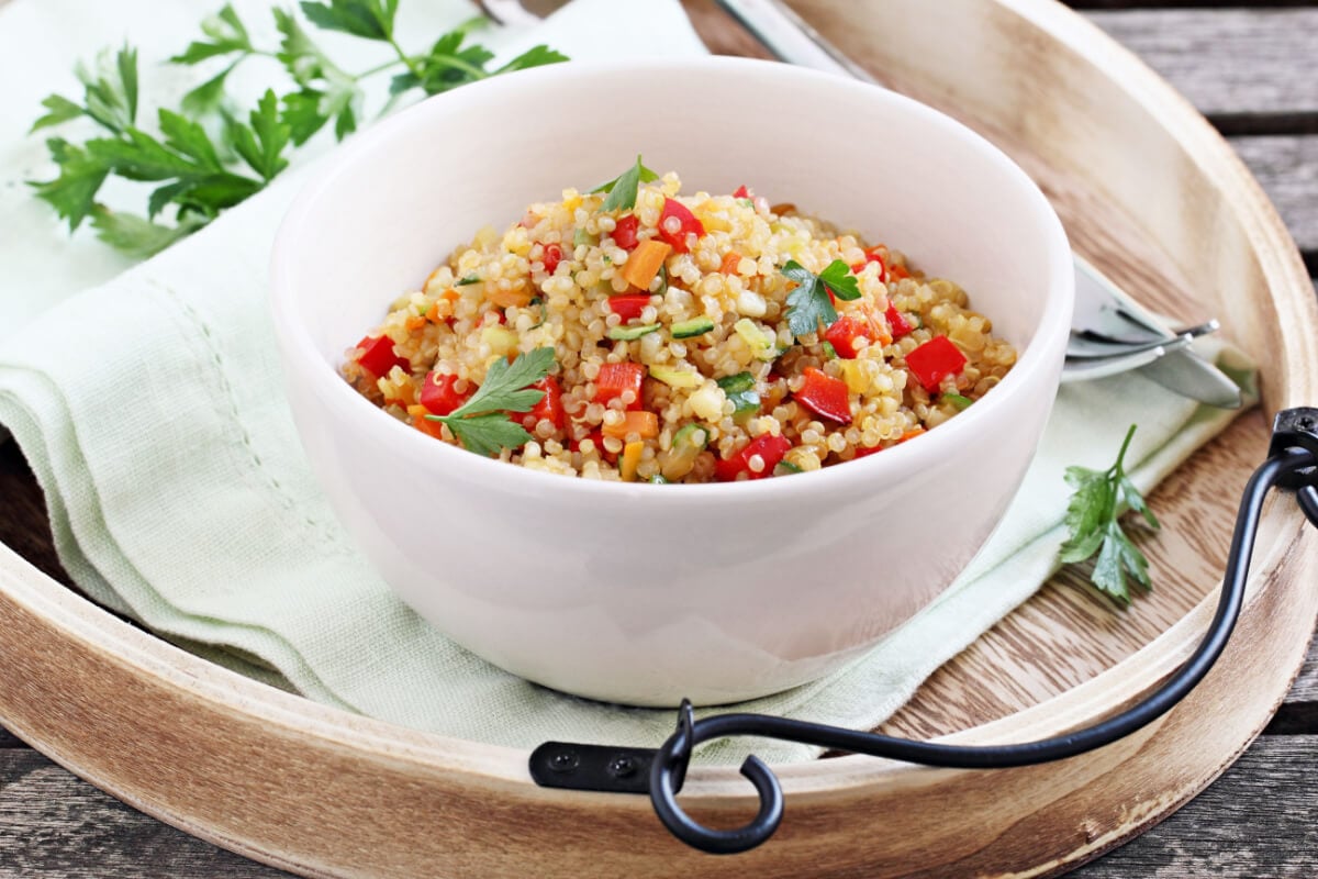 Salada de quinoa (Imagem: Losangela | Shutterstock)