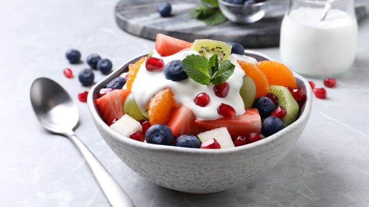 Algumas pessoas podem apresentar alergia a frutas (Imagem: New Africa | Shutterstock)