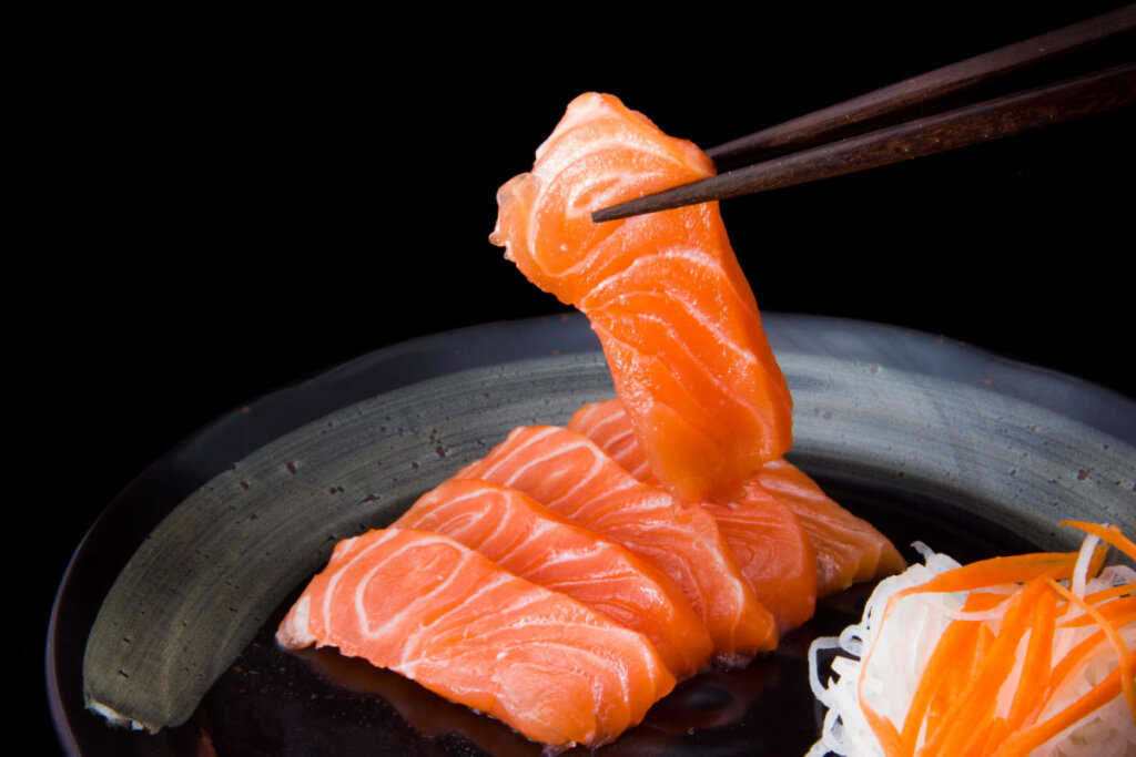 Sashimi de salmão (Imagem: Nantpipat Vutthisak | ShutterStock)
