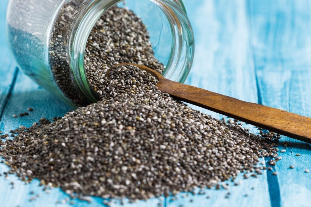 As sementes de chia são fonte de fibras que ajudam a controlar o índice de glicemia no sangue (Imagem: Jarvna | Shutterstock)
