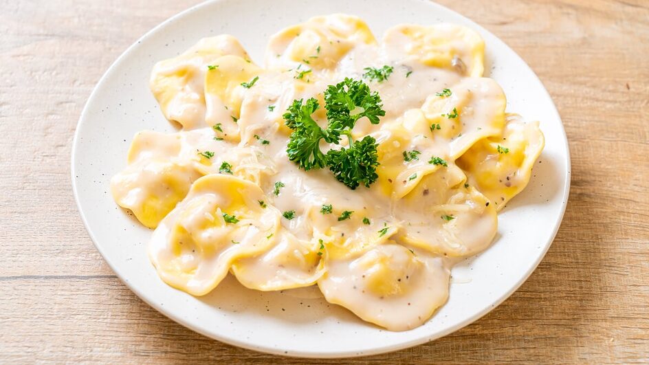 Ravioli ao molho de queijo (Imagem:  gowithstock | Shutterstock)