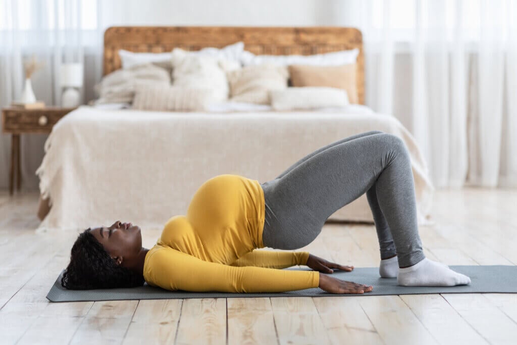 Ioga ajuda a preparar o corpo e a mente para o parto (Imagem: Prostock-studio | Shutterstock)