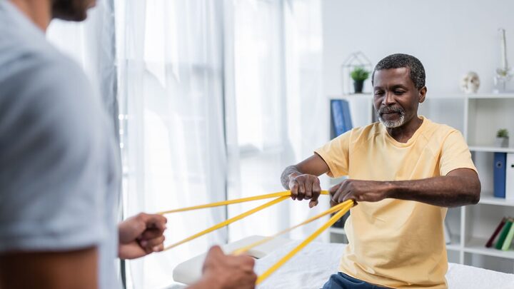 O aumento na procura por fisioterapia ressalta a importância de buscar orientação profissional (Imagem: LightField Studios | Shutterstock)