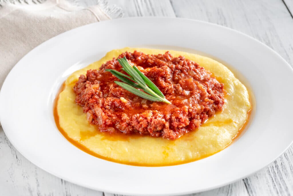 Polenta à bolonhesa (Imagem: alex9500 | Adobe Stock)