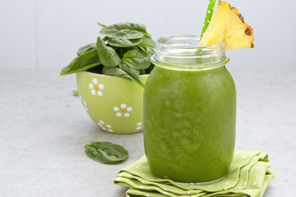 Suco de abacaxi com espinafre (Imagem: Elena Shashkina | Shutterstock)