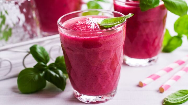 Suco de beterraba, morango e manjericão (Imagem: Veronika Idiyat | Shutterstock)