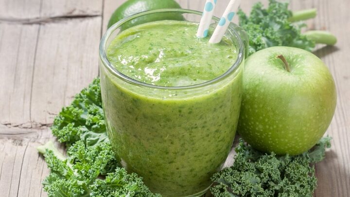 Suco de couve com limão (Imagem: Elena Shashkina | Shutterstock)