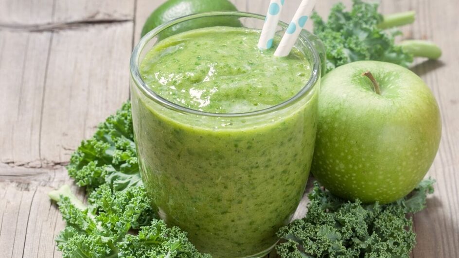 Suco de couve com limão (Imagem: Elena Shashkina | Shutterstock)