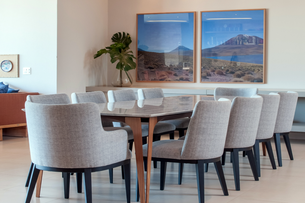 O tampo de pedra é prático para o uso nas superfícies de mesa (Imagem: Xavier Neto | Projeto: Paiva e Passarini Arquitetura)