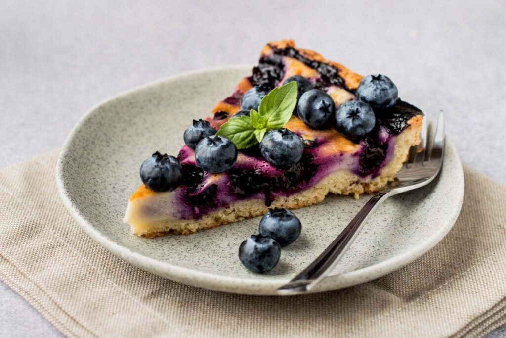 Torta de mirtilo com limão (Imagem: Mosiahina Yulia | Shutterstock)