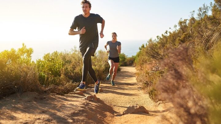 A prática de trail run é ideal para quem gosta de corrida e busca novos desafios (Imagem: PeopleImages.com - Yuri A | Shutterstock)