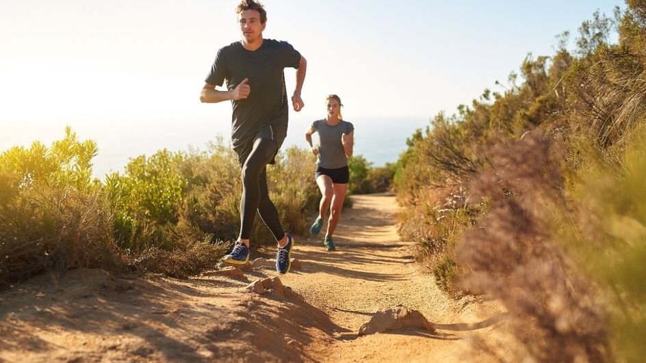 A prática de trail run é ideal para quem gosta de corrida e busca novos desafios (Imagem: PeopleImages.com - Yuri A | Shutterstock)