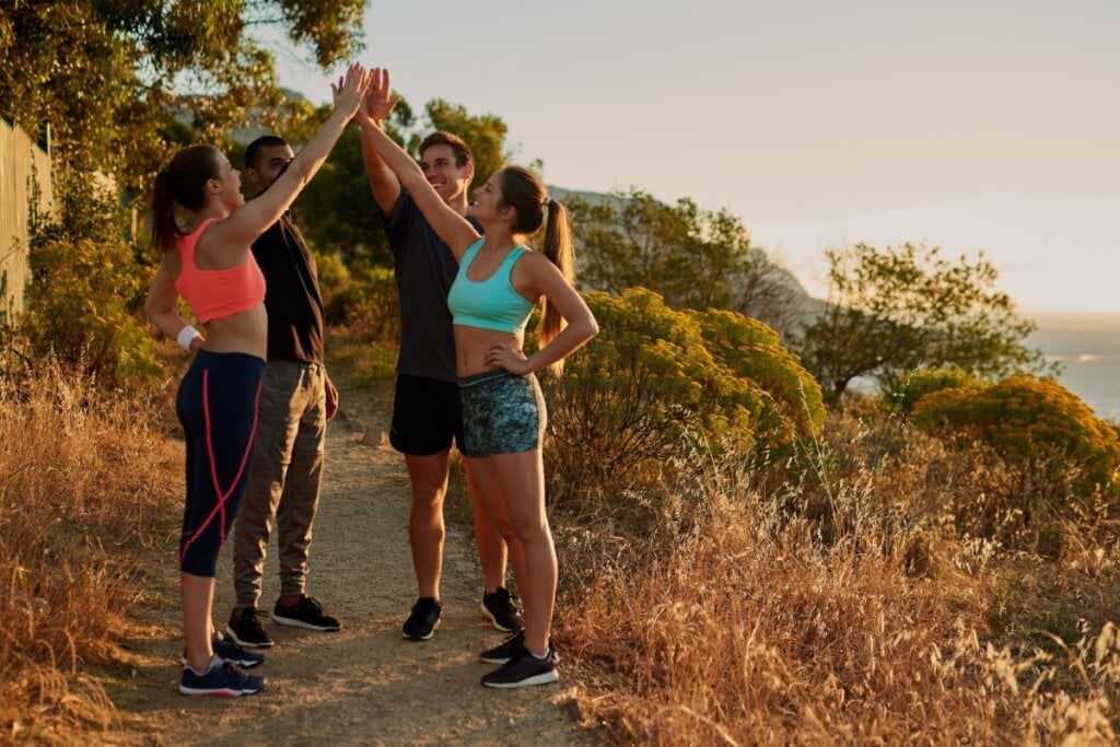 Participar de grupos para praticar trail run em conjunto é uma ótima estratégia para tornar o exercício mais prazeroso (Imagem: PeopleImages.com – Yuri A | Shutterstock)