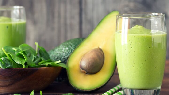 Vitamina de abacate e espinafre (Imagem: Lecic | Shutterstock)