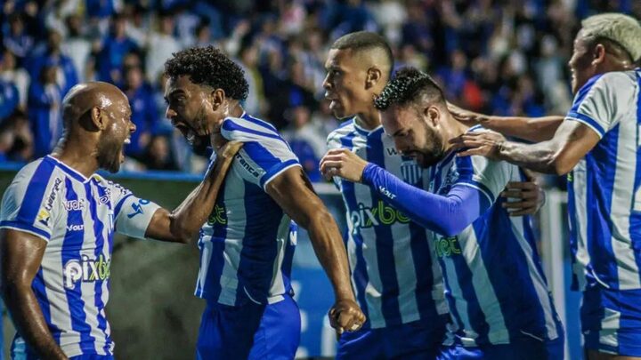 Lateral Marcos Vinícius voltou ao time e foi um dos destaques na vitória sobre o Ituano, marcando o primeiro gol (Foto: Fabiano Rateke, Avaí FC)