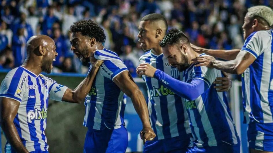 Lateral Marcos Vinícius voltou ao time e foi um dos destaques na vitória sobre o Ituano, marcando o primeiro gol (Foto: Fabiano Rateke, Avaí FC)