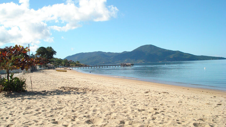 Adolescente se afoga em praia da Grande Florianópolis e resgate mobiliza helicóptero