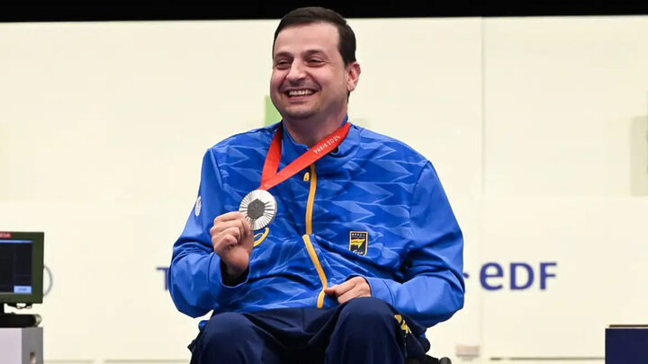 Alexandre Galgani conquista primeira medalha no tiro esportivo brasileiro nas Paralimpíadas 2024