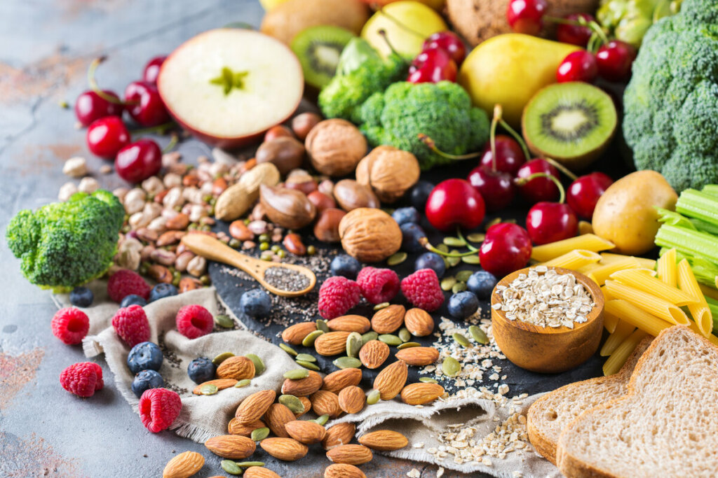 Consumir fibras aumenta a saciedade, evitando o consumo exagerado de alimentos (Imagem: Antonina Vlasova | Shutterstock)