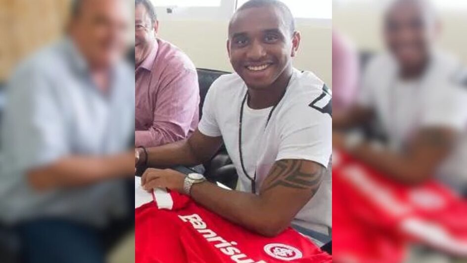 Anderson no momento de assinatura do contrato com o Internacional (Foto: Internacional, Divulgação)