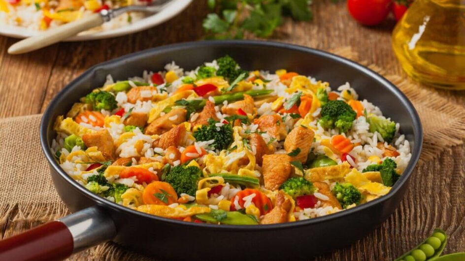 Arroz com legumes (Imagem: gkrphoto | Shutterstock)