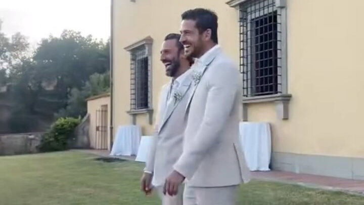 Ator Marco Pigossi se casa com cineasta italiano em cerimônia intimista na Itália
