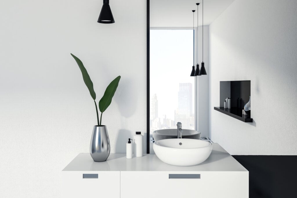 Na decoração contemporânea, o banheiro também deve priorizar as linhas retas (Imagem: ImageFlow | Shutterstock)