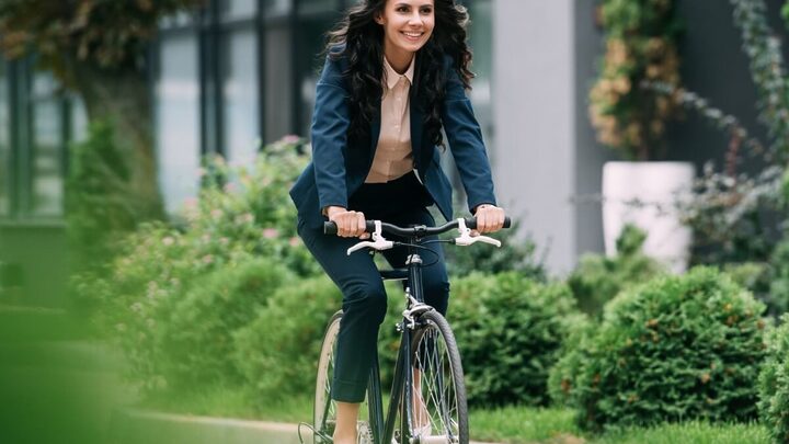 Analisar alguns fatores é importante antes de definir a bicicleta como meio de transporte (Imagem: LightField Studios | Shutterstock)
