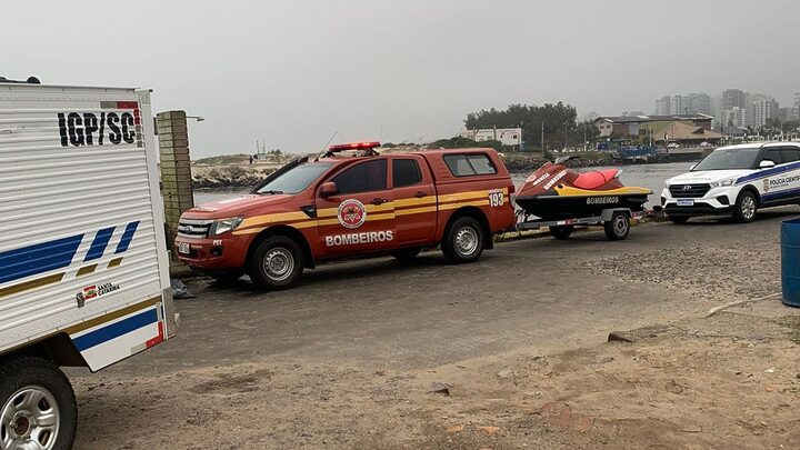 Corpo em praia de SC foi encontrado pelos bombeiros.