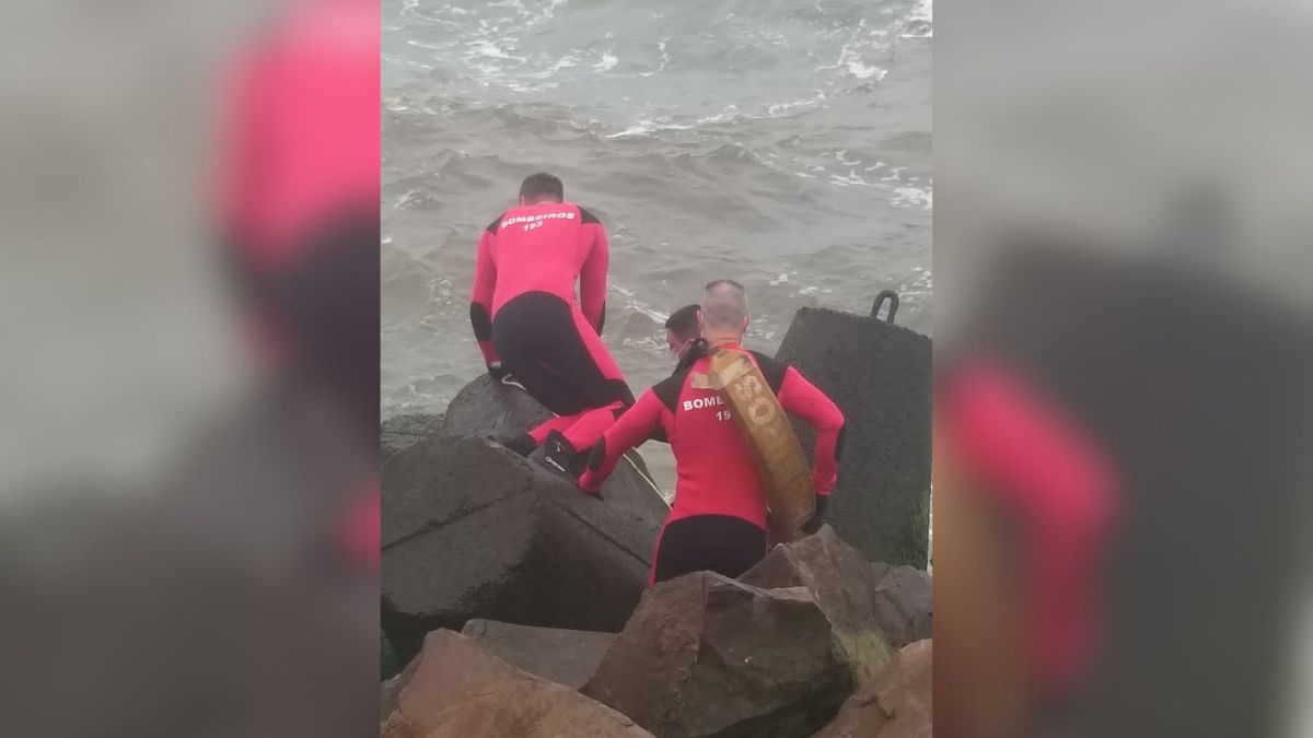 Corpo em praia de SC foi encontrado pelos bombeiros.