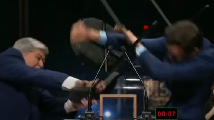 Datena atingiu Pablo Marçal com cadeira durante debate (Foto: YouTube, Reprodução)