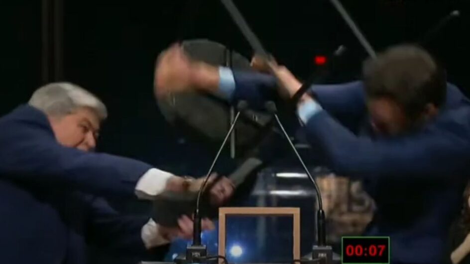 Datena atingiu Pablo Marçal com cadeira durante debate (Foto: YouTube, Reprodução)