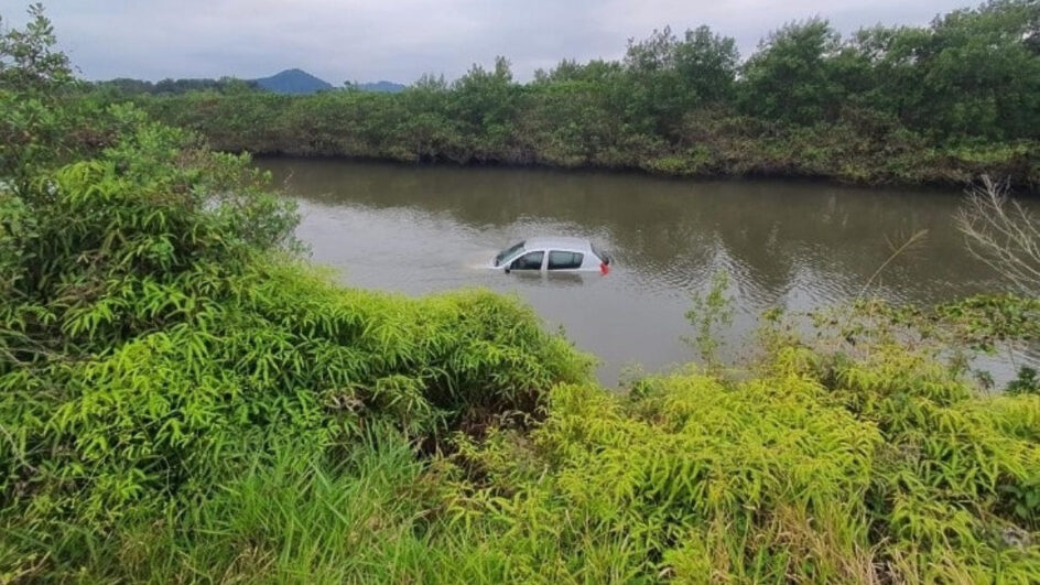 Carro encontrado dentro de rio e levanta mistério em Florianópolis
