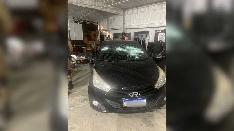 Carro tinha marcas de sangue e foi levado para perícia (Foto: PMSC, Divulgação)
