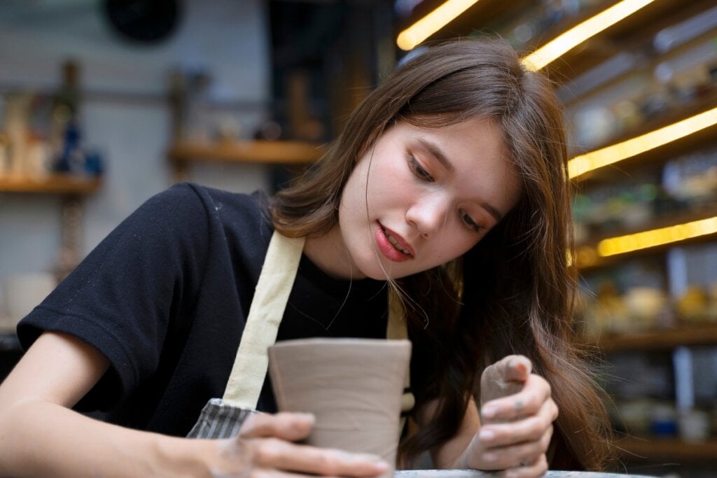 A profissão de ceramista continua a atrair pessoas interessadas em explorar a criatividade por meio do trabalho manual (Imagem: Suney munintrangkul | Shutterstock)