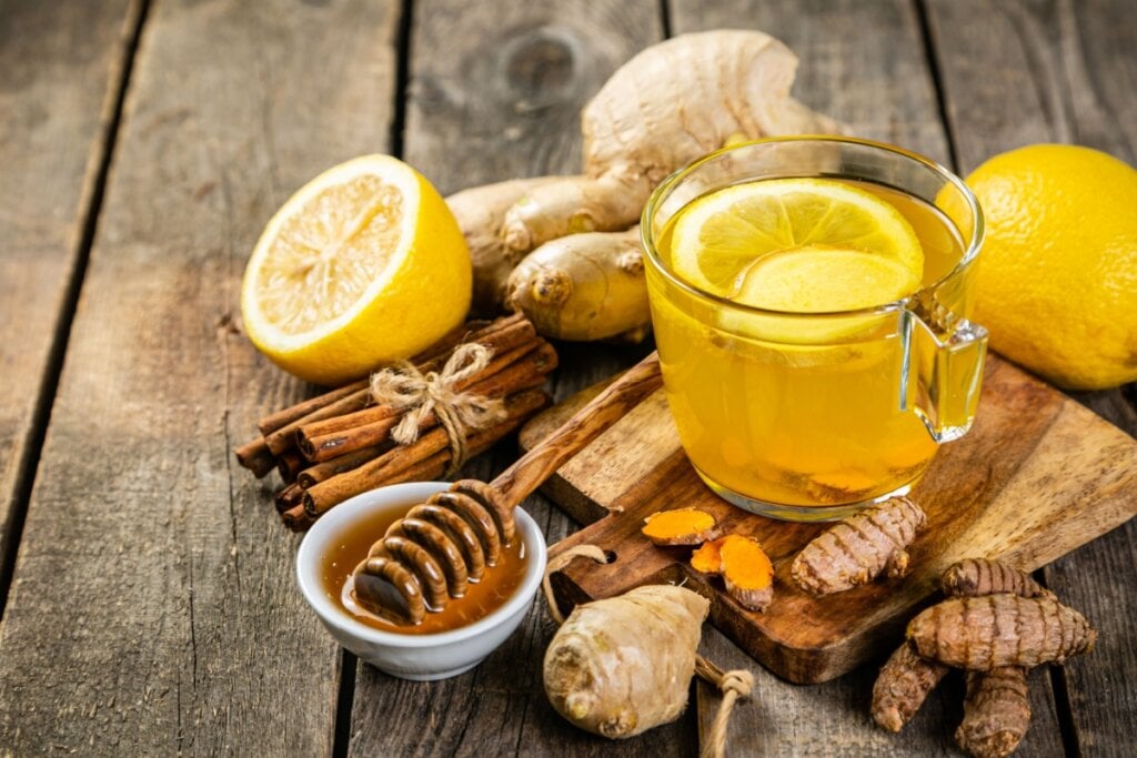 Chá de gengibre, canela, limão e mel (Imagem: Oleksandra Naumenko | Shutterstock)