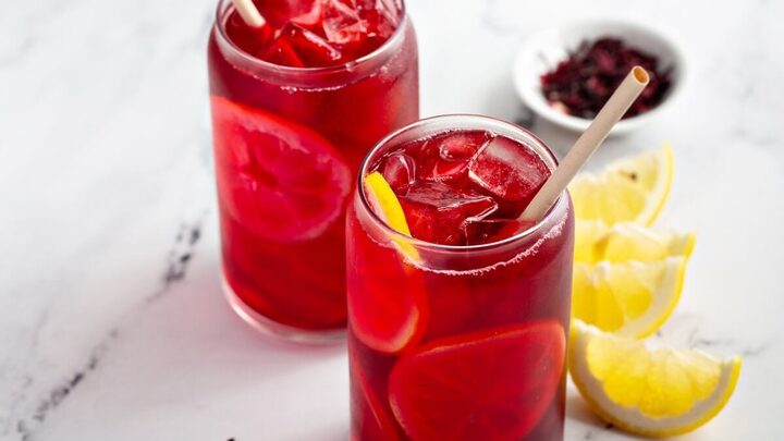 Chá gelado de hibisco com limão (Imagem: Elena Veselova | Shutterstock)