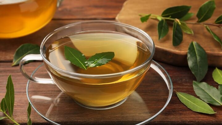 O chá de louro é utilizado na medicina natural desde a antiguidade e beneficia a saúde geral do corpo (Imagem: New Africa | Shutterstock)