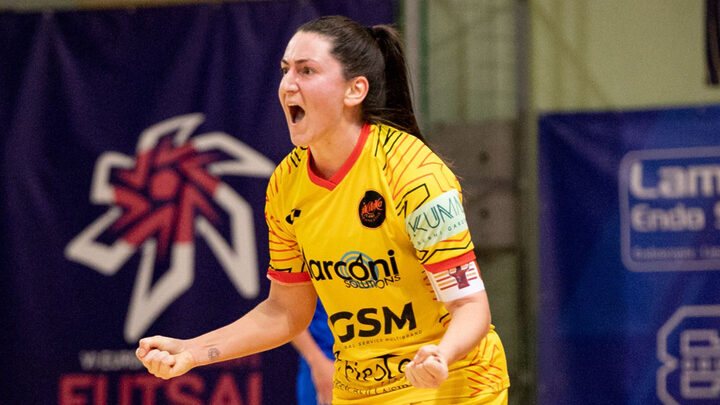 Conheça atleta catarinense eleita top-10 do mundo no futsal