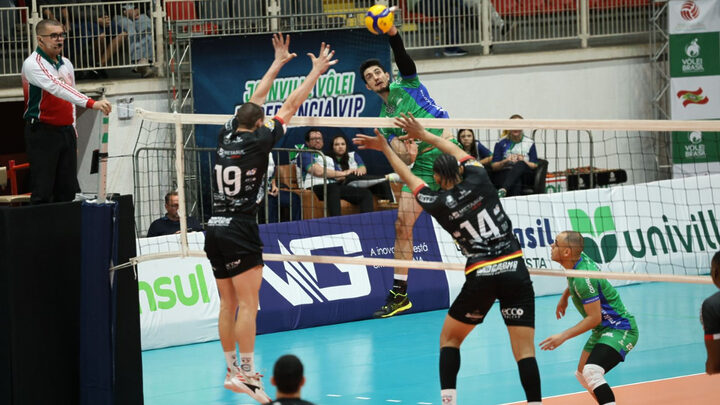 Joinville Vôlei e Apan Blumenau decidiram o Estadual deste ano e se enfrentam na primeira rodada da Copa Joinville Vôlei (Foto: Carlos Júnior, Divulgação)