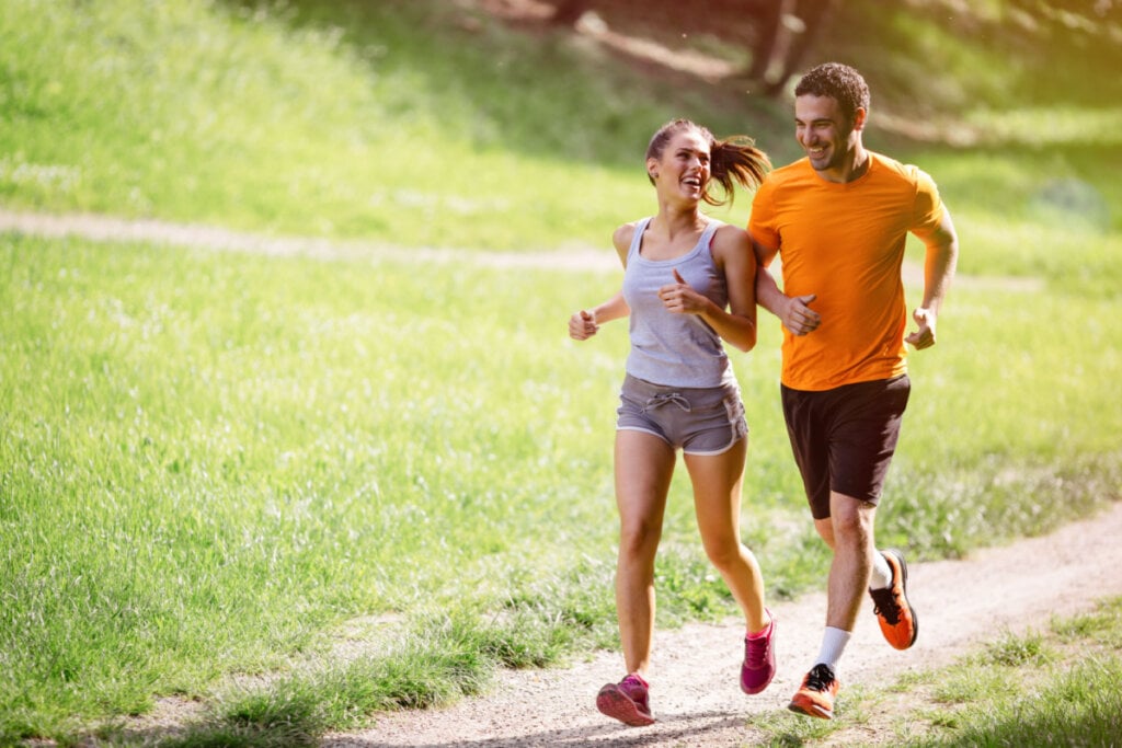 Iniciantes devem começar devagar e aumentar a velocidade quando tiverem um bom condicionamento (Imagem: NDAB Creativity | Shutterstock)