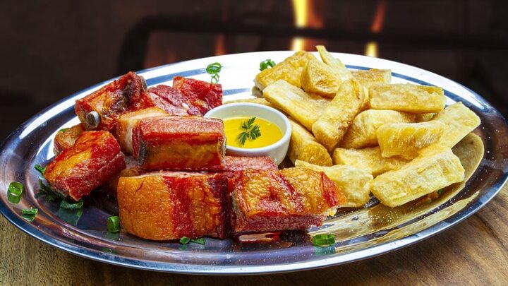 Costelinha de porco com mandioca frita (Imagem: rocharibeiro | Shutterstock)