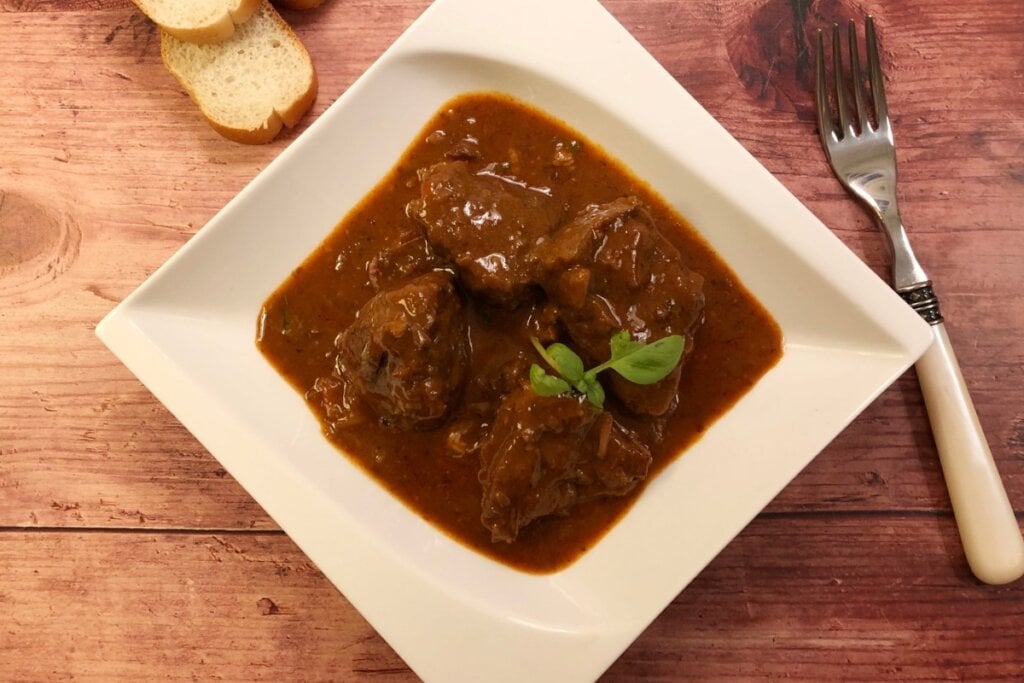 Coxão duro com vinho tinto (Imagem: Nagy Julia | Shutterstock)