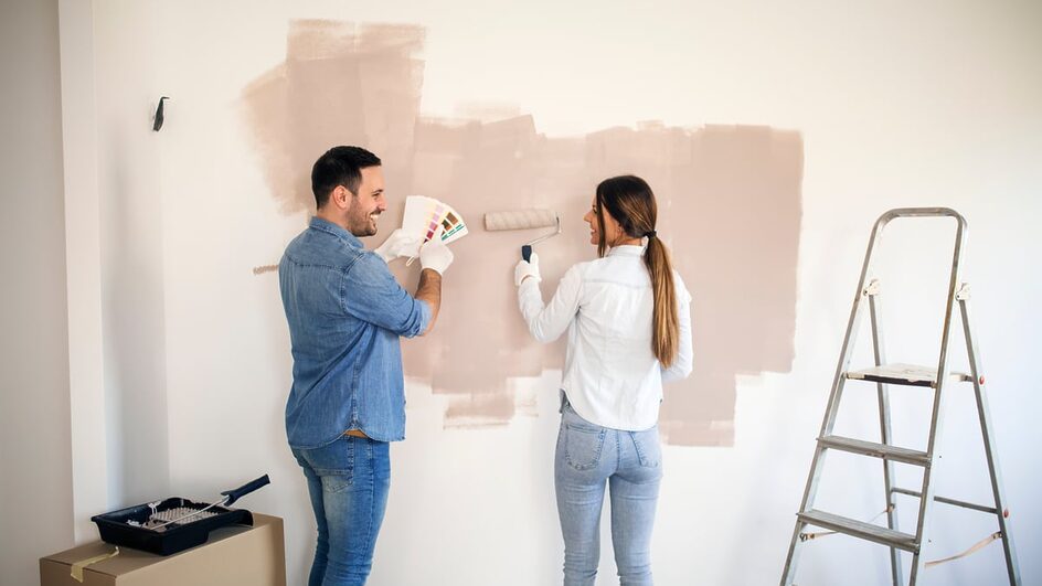 Alguns cuidados são essenciais ao pintar as paredes (Imagem: Jelena Zelen | Shutterstock)