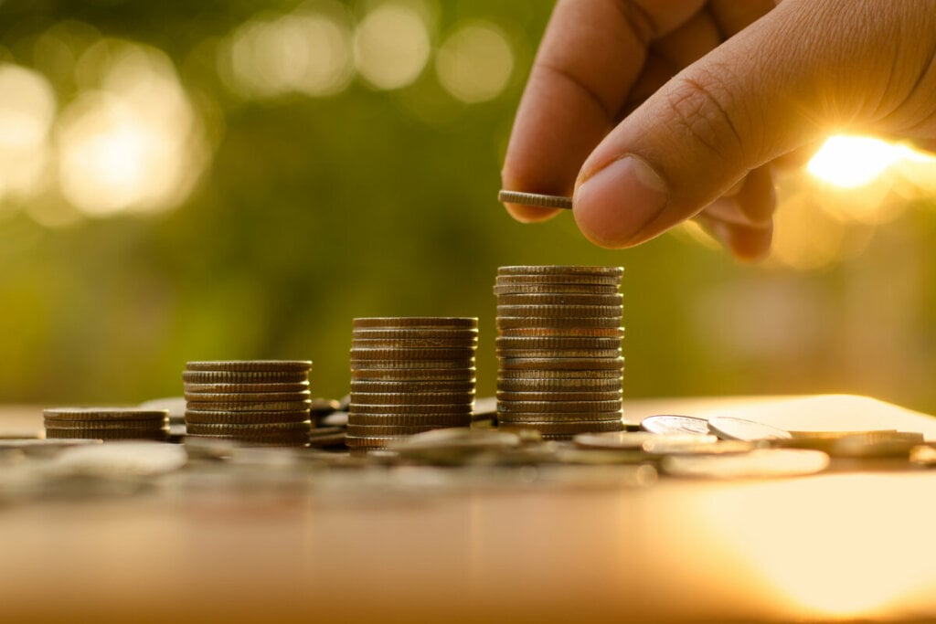 Simpatia pode ser feita para não faltar dinheiro em casa (Imagem: Singkham | Shutterstock)