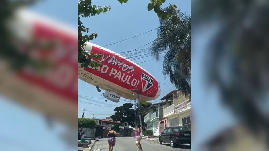 Dirigível com o escudo do São Paulo cai em cima de casas (Foto: Reprodução, redes sociais)